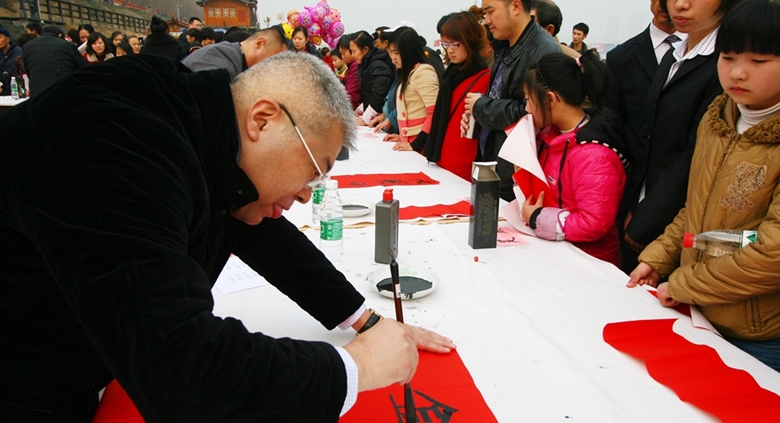连续多年，银河优越会将“书法惠民”作为一项公益活动开展得有声有色，每次活动组织数十名书法家深入大街小巷为群众免费书写春联。